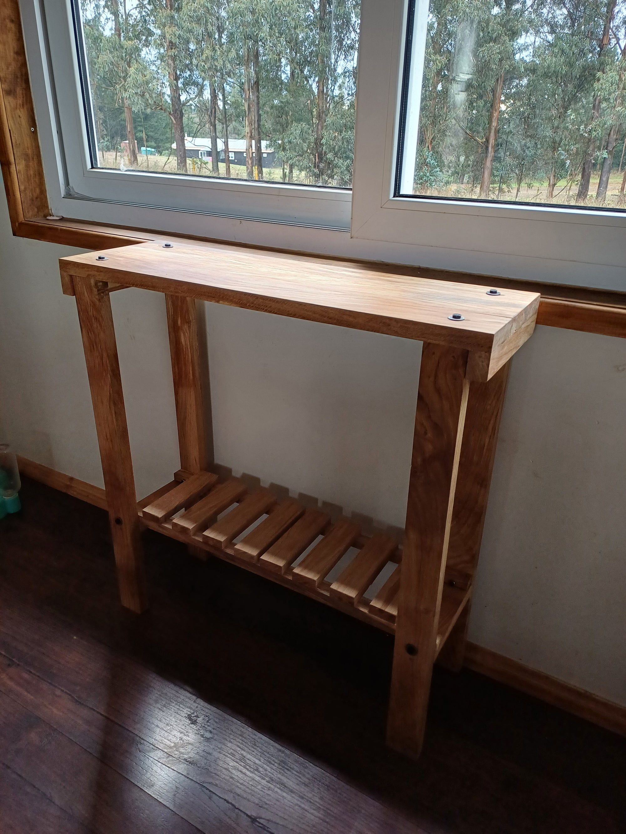 Mesa Arrimo Rústico Moderno – Roble Europeo con Detalles de Hierro - Fabricación chilena.