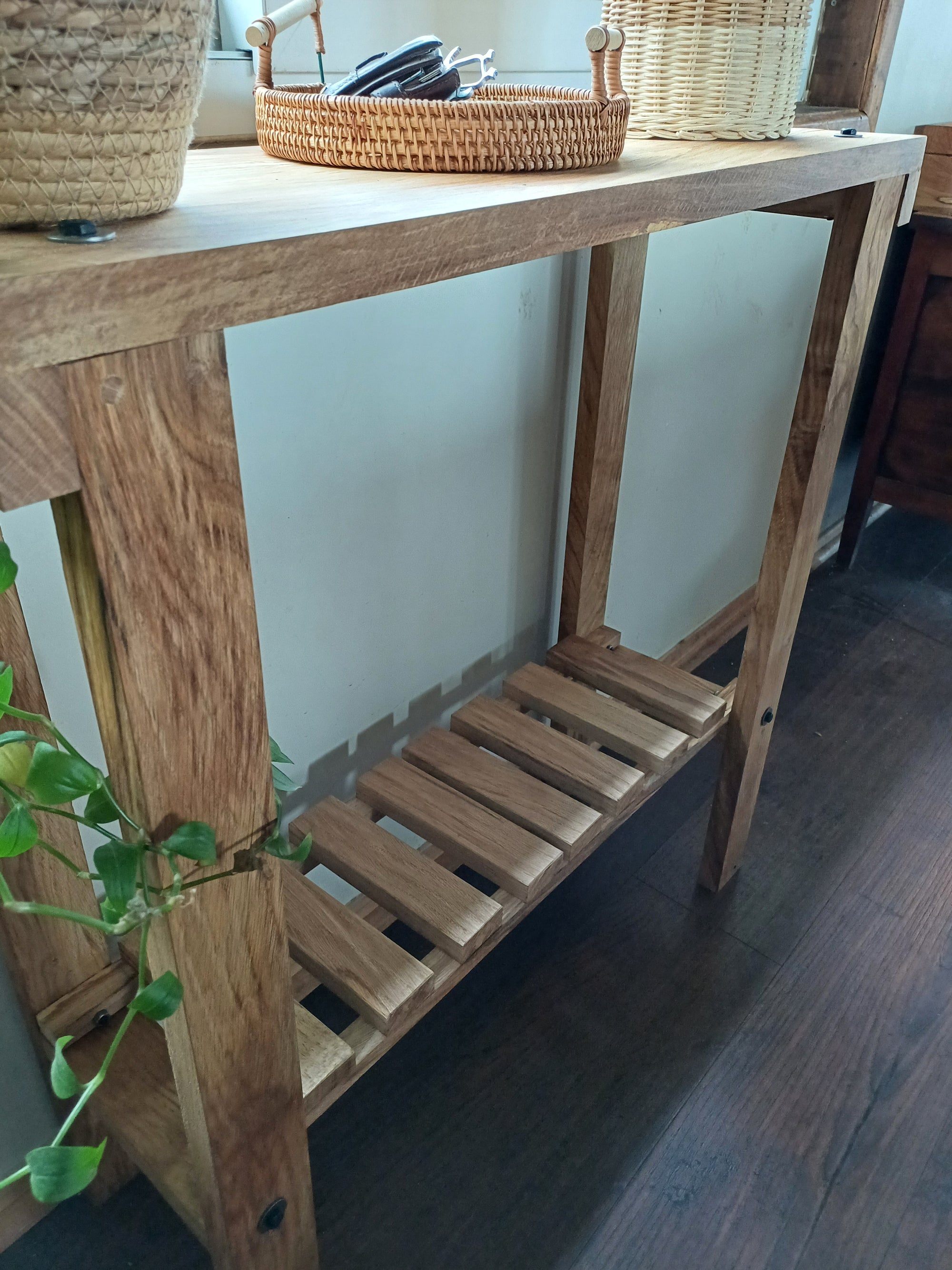 Mesa Arrimo Rústico Moderno – Roble Europeo con Detalles de Hierro - Fabricación chilena.