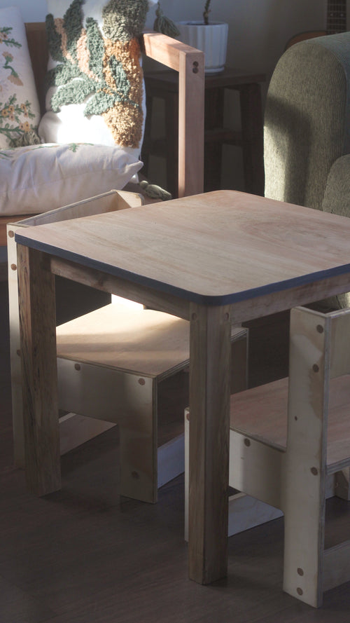 Mesa Montessori + 2 Sillas En Madera Nativa y plywood.