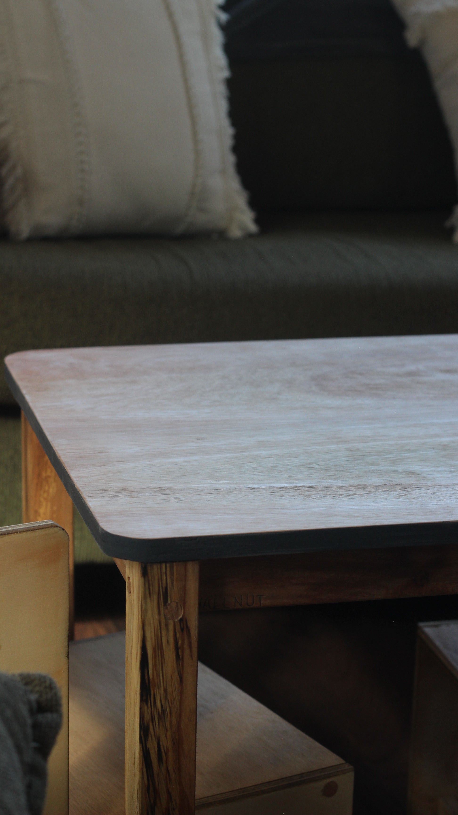 Mesa Montessori + 2 Sillas  - Madera Nativa y Plywood. - Hecho en Chile