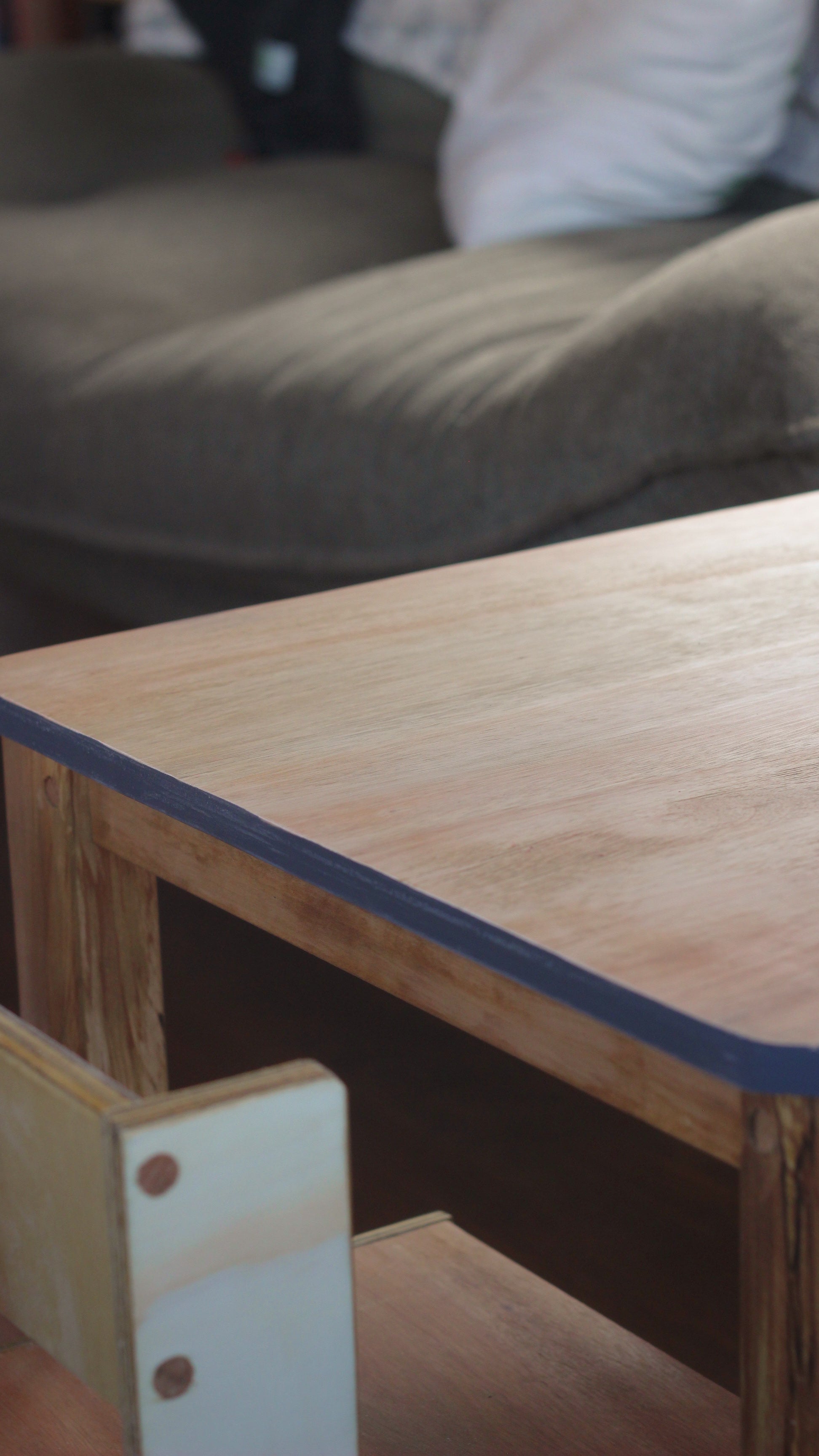 Mesa Montessori + 2 Sillas En Madera Nativa y plywood.