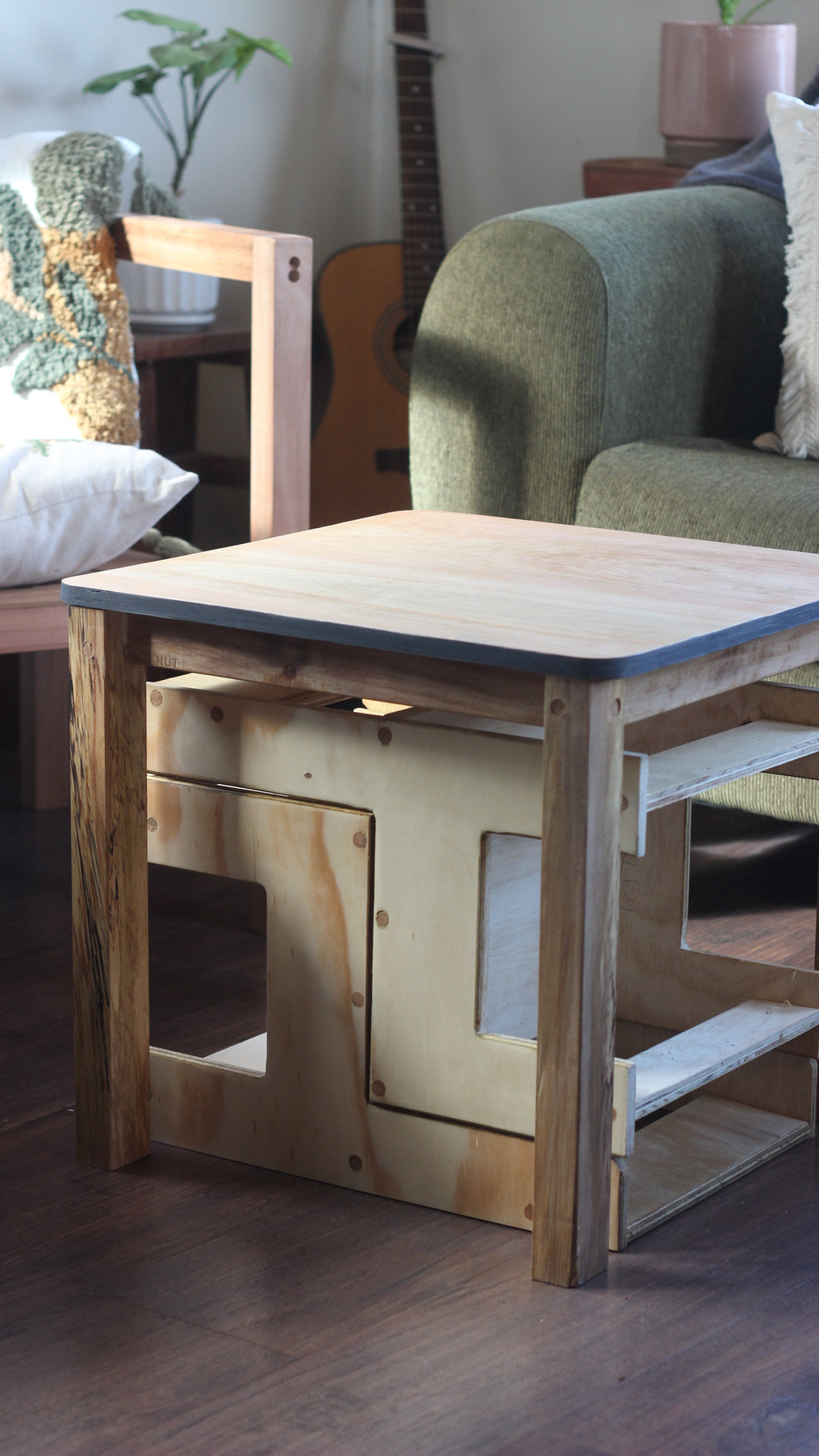 Mesa Montessori + 2 Sillas  - Madera Nativa y Plywood. - Hecho en Chile