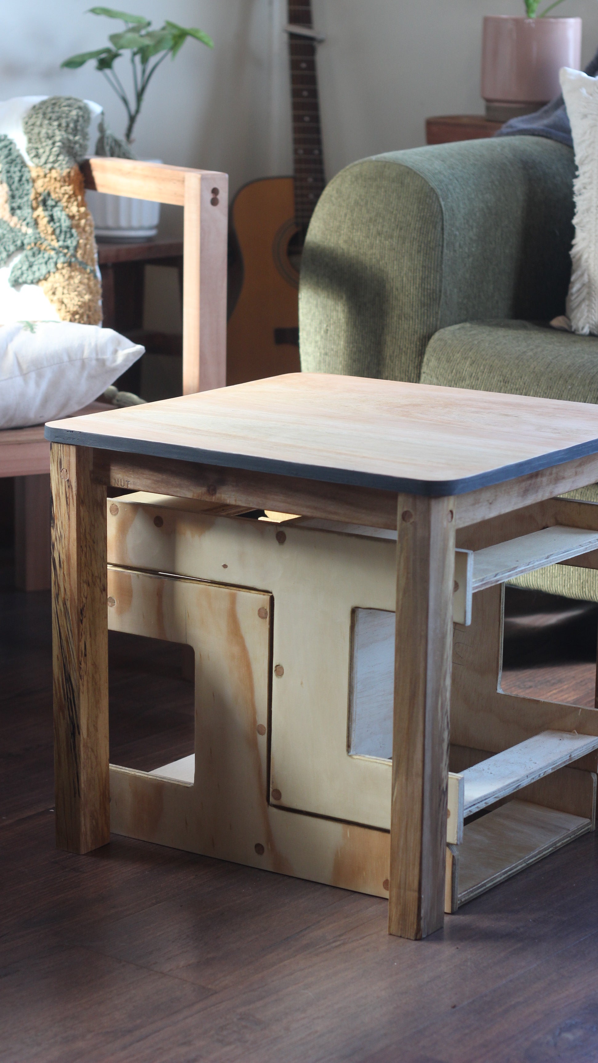 Mesa Montessori + 2 Sillas  - Madera Nativa y Plywood. - Hecho en Chile
