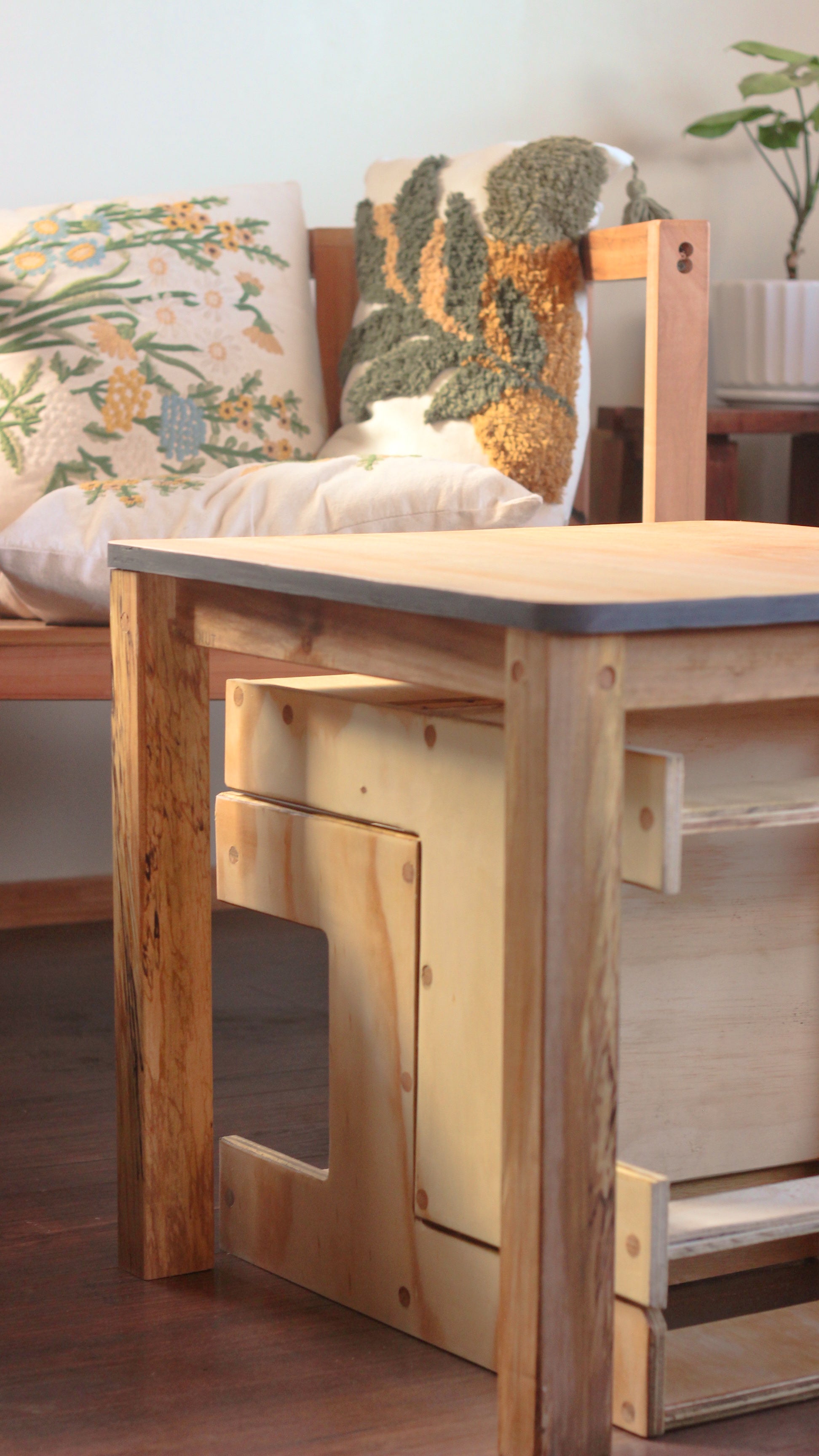 Mesa Montessori + 2 Sillas  - Madera Nativa y Plywood. - Hecho en Chile