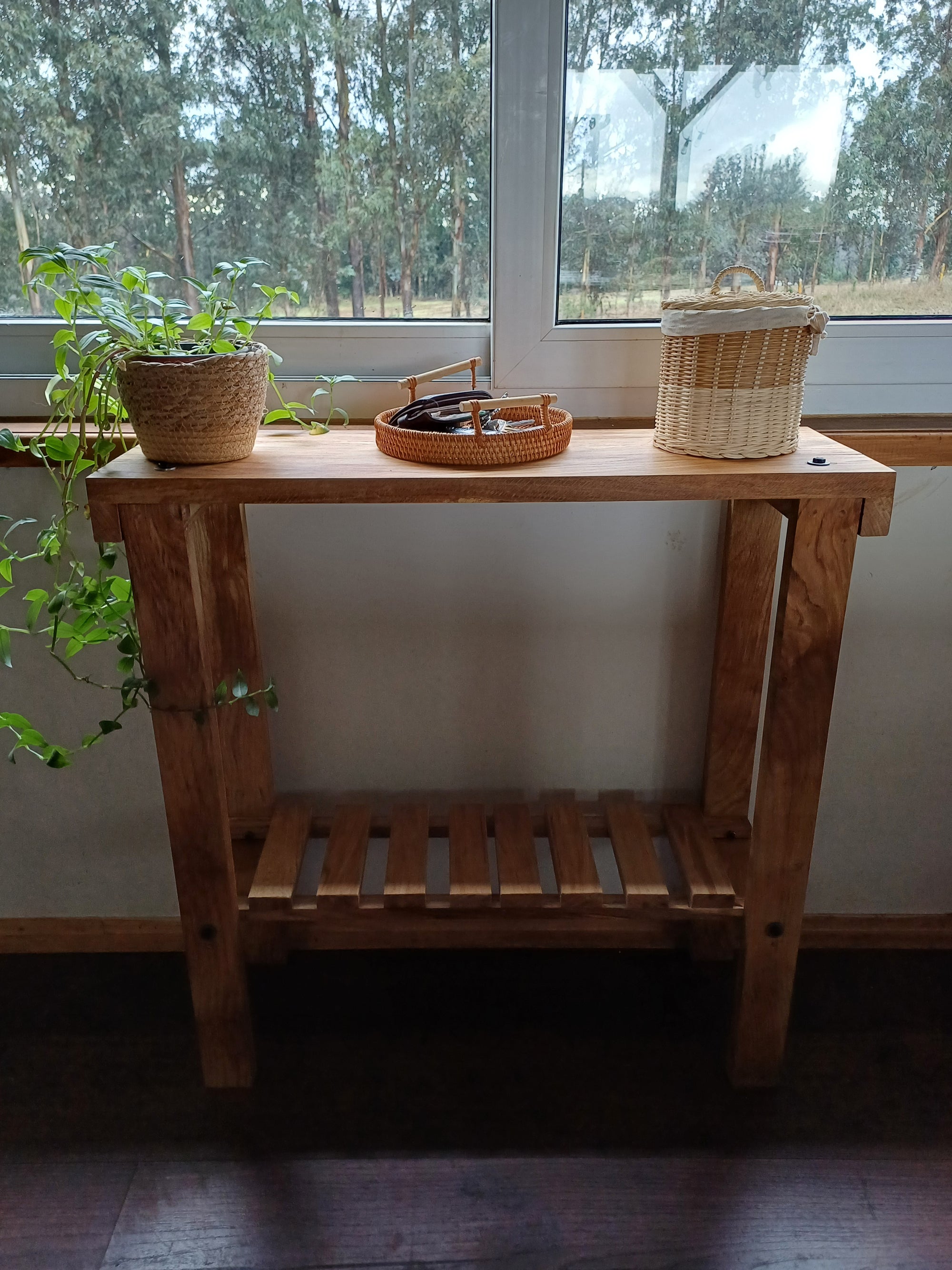 Mesa Arrimo Rústico Moderno – Roble Europeo con Detalles de Hierro - Fabricación chilena.