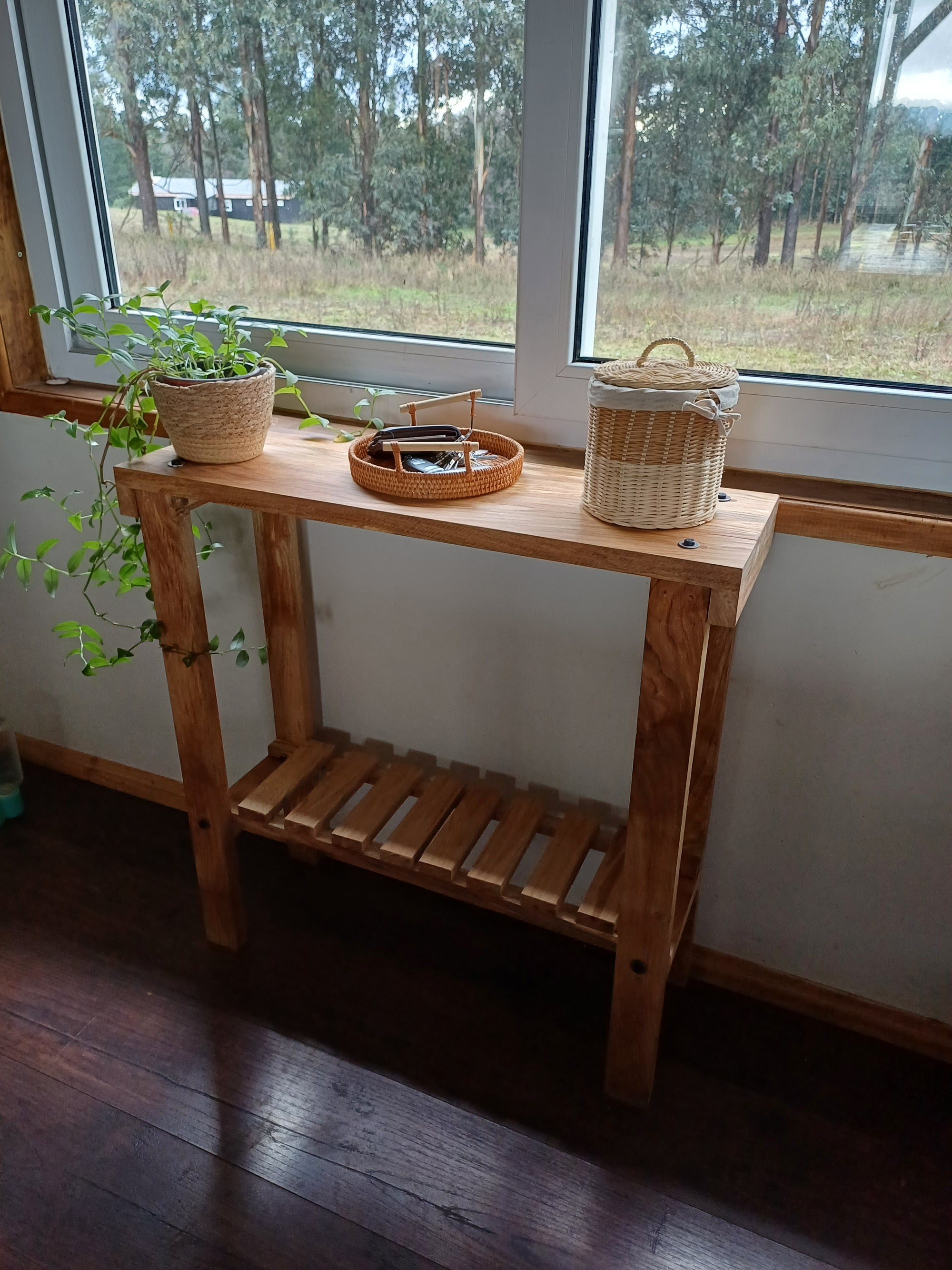 Mesa Arrimo Rústico Moderno – Roble Europeo con Detalles de Hierro - Fabricación chilena.